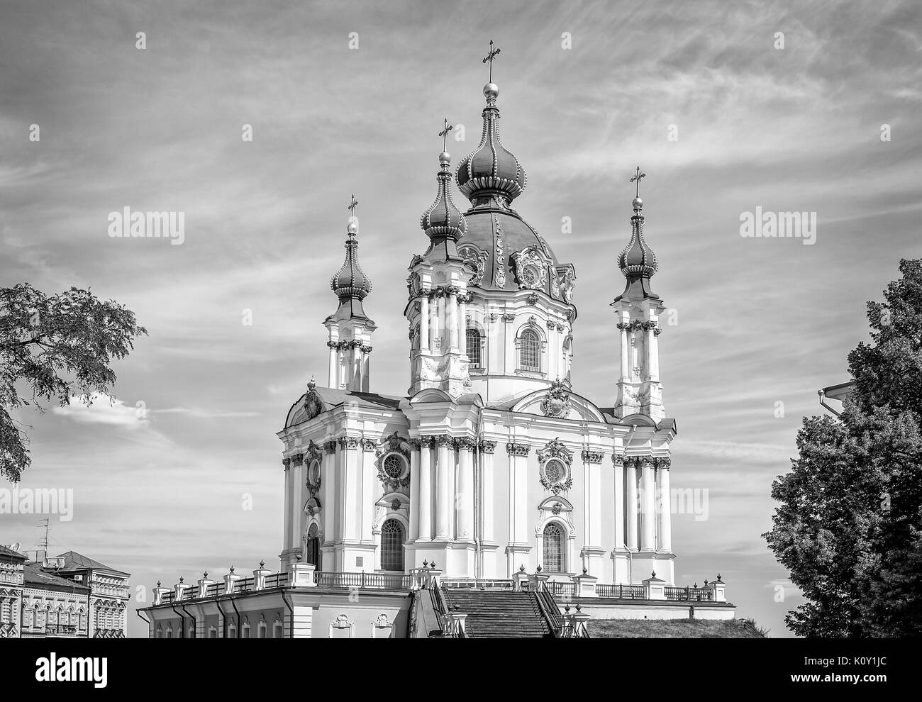 Schwarz-weiß Foto von Saint Andrew (Andriyivskyy) Kirche in Kiew, Ukraine Stockfoto