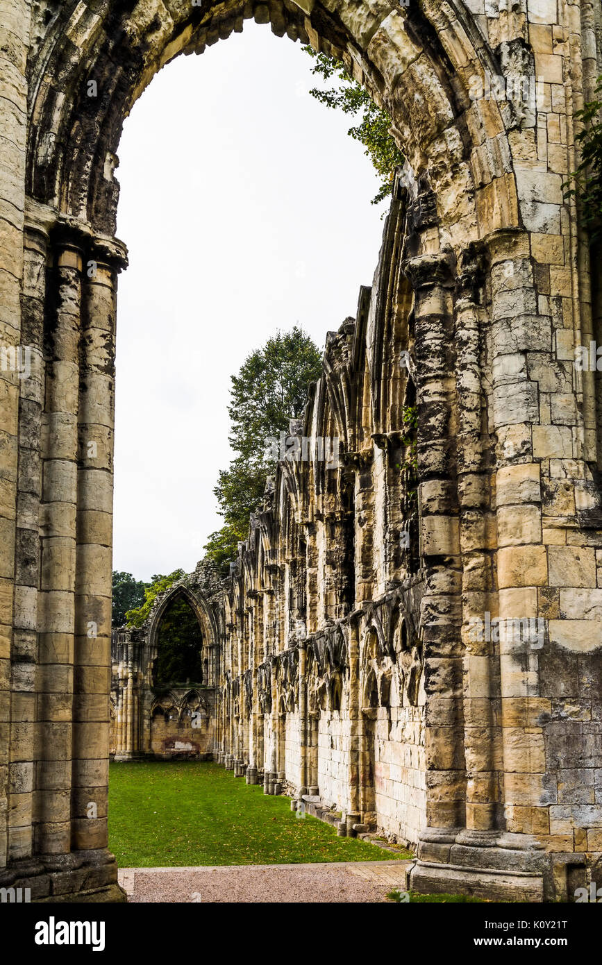 Die Ruinen der mittelalterlichen St Mary Abtei im Museum Gardens in York, England. Die Abtei ist ein ruiniertes Benediktinerabtei und Grad 1 Gebäude Stockfoto