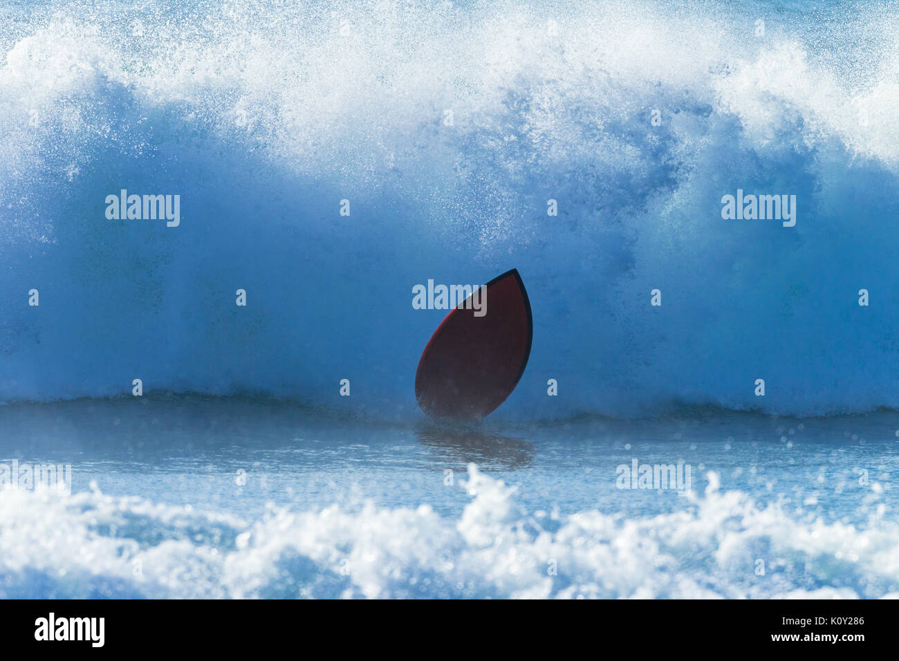 Surfer Surfen Absturz verlässt Vorstand und Ocean Wave. Stockfoto