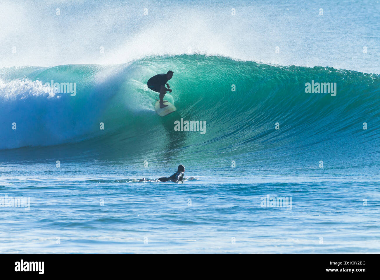 Surfer silhouetted unerkannt surfen Ocean Wave Aktion Foto Stockfoto