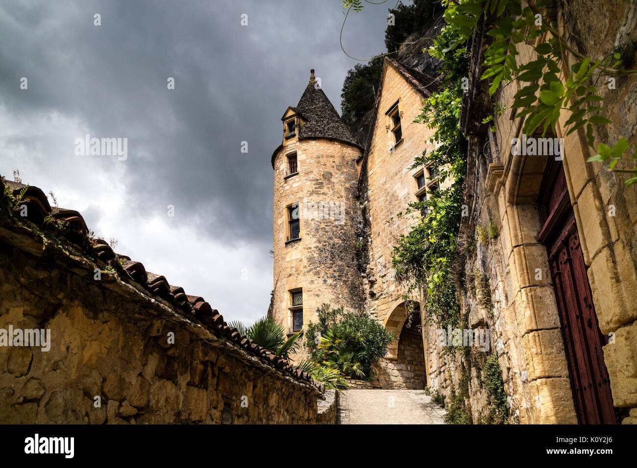 Im 15. Jahrhundert im Stil der Renaissance Manoir de Tarde im Dorf La Roque-Gageac, vor einem dramatischen stürmischen Himmel, Dordogne, Frankreich, Europa Stockfoto