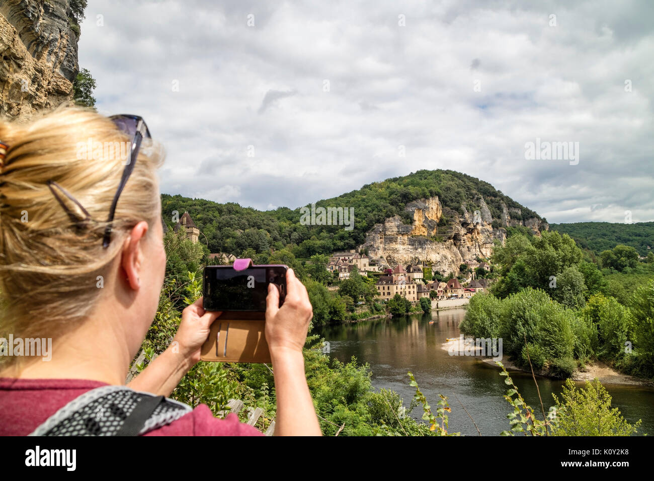 Frau ein Bild von dem Dorf La Roque-Gageac auf Ihrem Handy, Dordogne, Frankreich, Europa Stockfoto