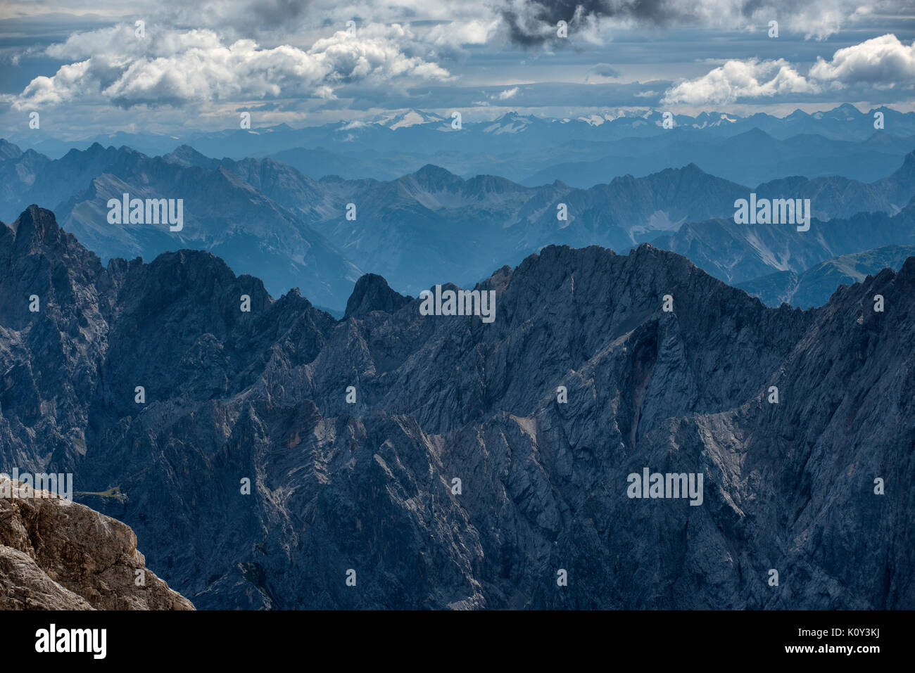 Der Blick vom Gipfel der Zugspitze auf dem Österreich Deutschland Grenze. Stockfoto