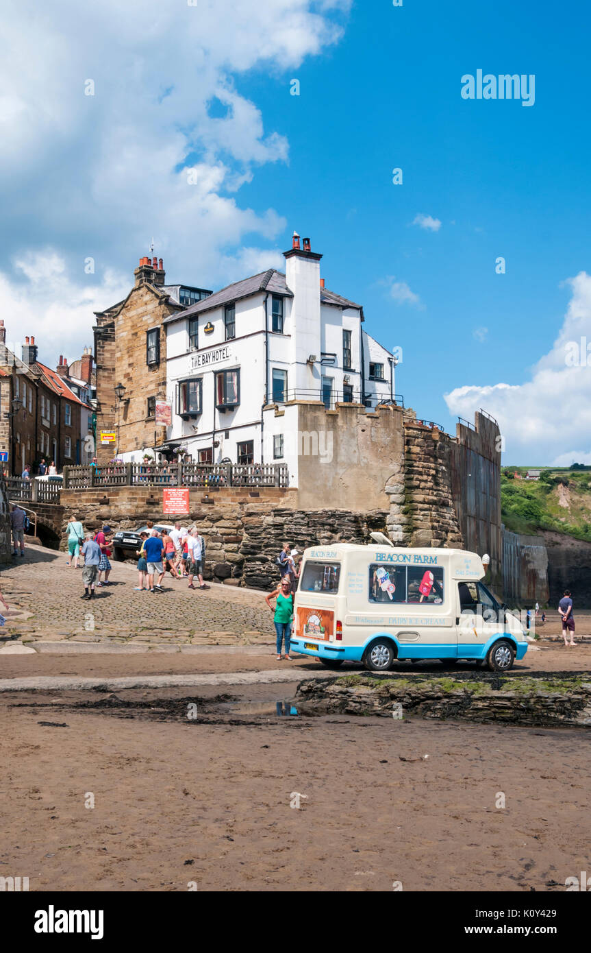 Ice Cream van am Strand bei Ebbe geparkt auf Robin Hood's Bay in North Yorkshire. Stockfoto
