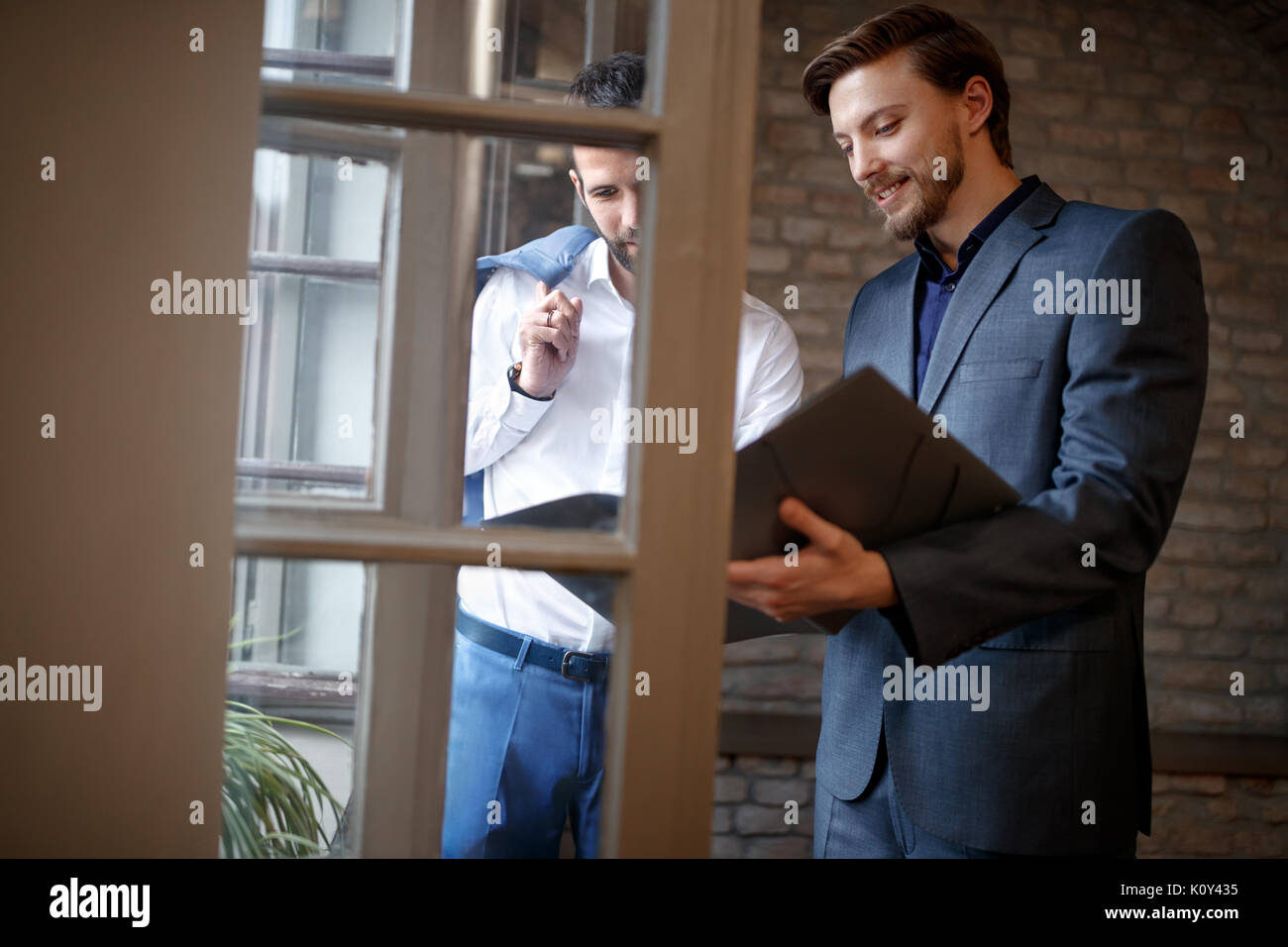 Zwei Männer im Büro sprechen über ihre Arbeit und suchen Business Angebot Stockfoto