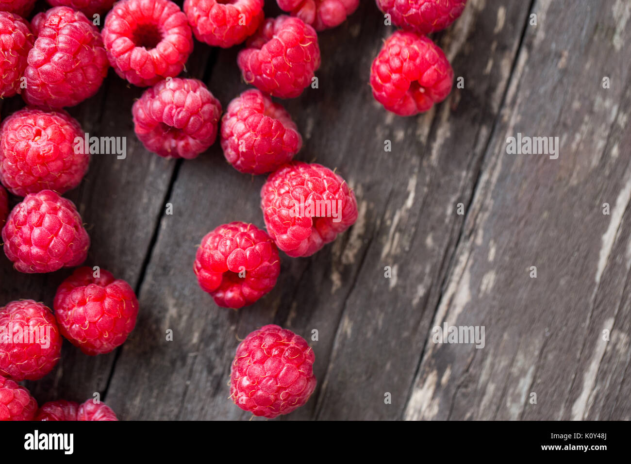 Sommer frische Früchte. Himbeere auf hölzernen Tisch Hintergrund Stockfoto