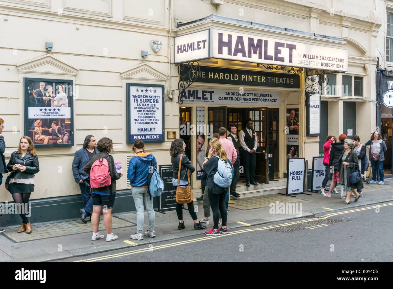 Menschen außerhalb der Harold Pinter Theater in London warten die Robert Icke Produktion von Hamlet von William Shakespeare zu sehen. Stockfoto