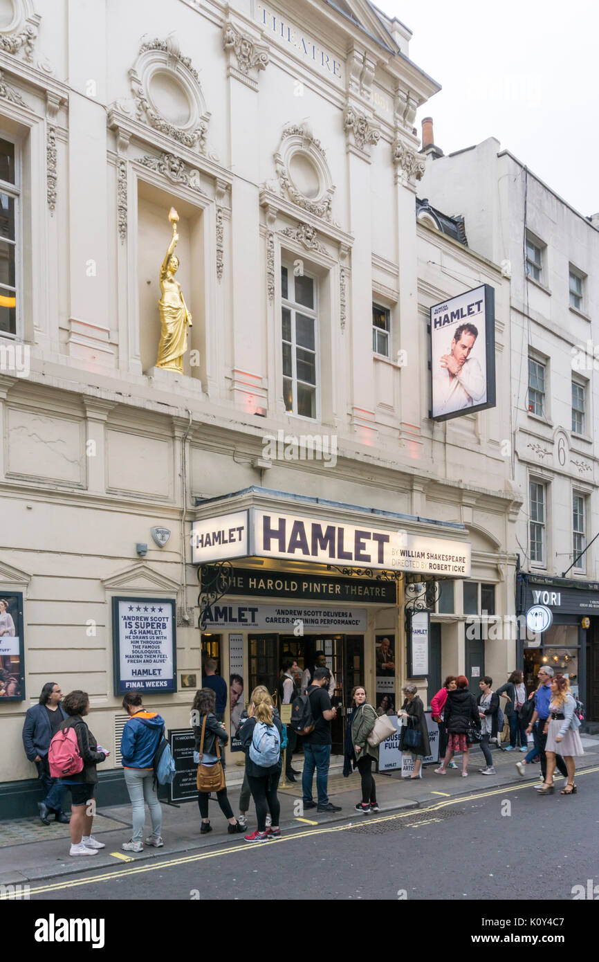 Menschen außerhalb der Harold Pinter Theater in London warten die Robert Icke Produktion von Hamlet von William Shakespeare zu sehen. Stockfoto