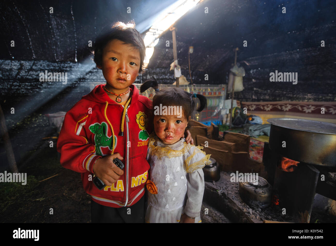 Tibetische Kinder innerhalb der Traditionellen Tibetischen Nomadenzelt aus Yak's Haare Stockfoto