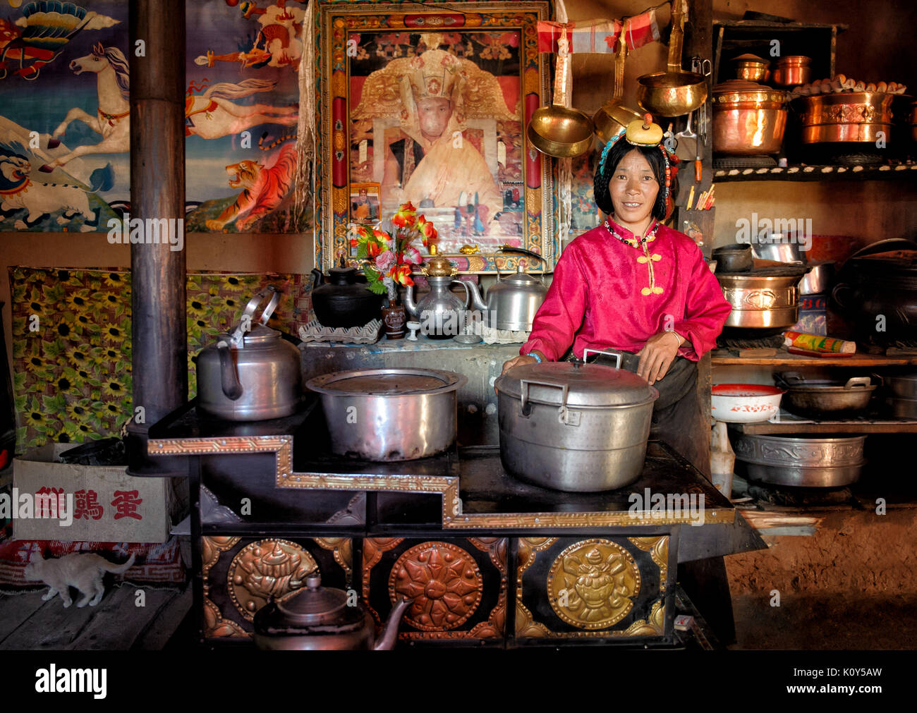 Tibetischen Frau in ihrem goldenen Küche. Tibetischen Plateau Stockfoto