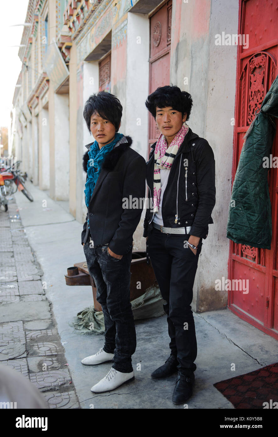 Moderne tibetische Fashionistas, diejenigen, die das traditionelle Leben verlassen und sind durch Chinesische Mode absorbiert worden. Kham, Tibet Stockfoto