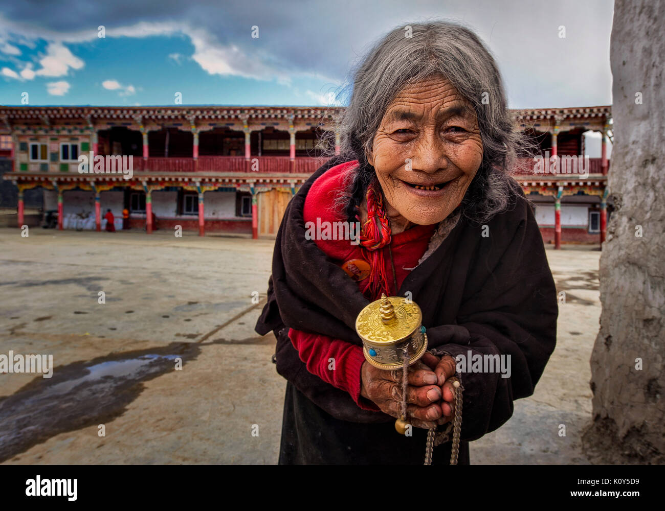 Alte tibetische Frau tief in ihre Gebete. Tibetischen Plateau Stockfoto