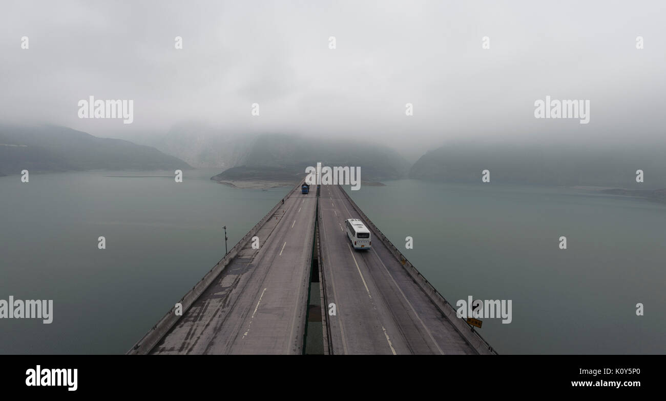 Autobahnbrücke über einen Stausee. SIchuan, China Stockfoto