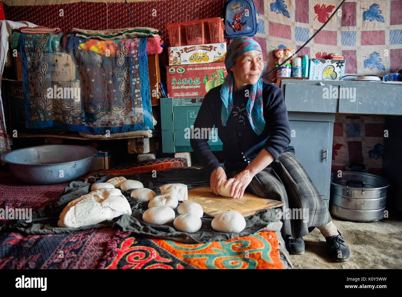 Traditionelle uigurische Frauen in fernen Xinjiang den ganzen Tag im Haus, die die tägliche Arbeit bleiben. Kochen, Brot backen, die Zubereitung von Tee, betreuen die Kinder, während die Männer außerhalb der Arbeit. Stockfoto