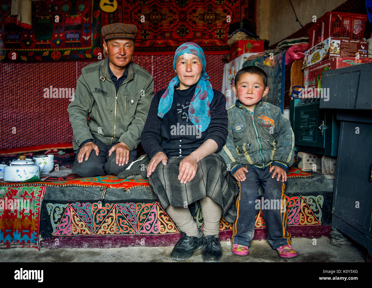 Eine Uighuir Familie in ihrem kleinen Haus in Xinjiang. Stockfoto