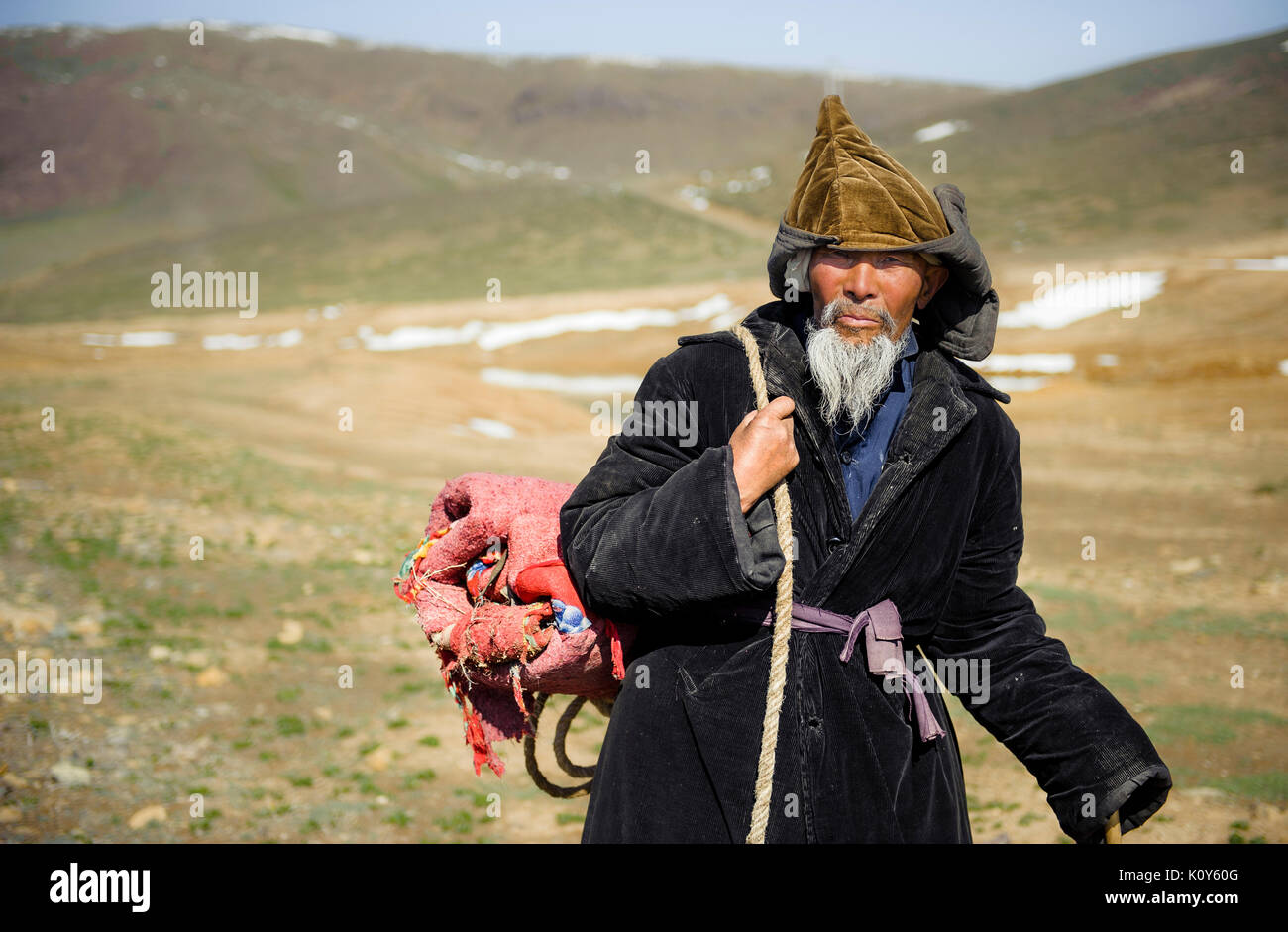 Ein einsamer alter Mann zu Fuß in den östlichen Tian Shan. Xinjiang Stockfoto