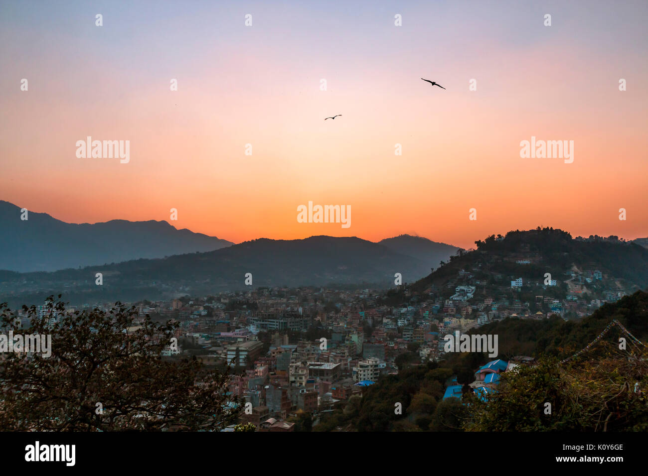 Sonnenuntergang über den Ausläufern des Himalaya, Kathmandu, Nepal Stockfoto