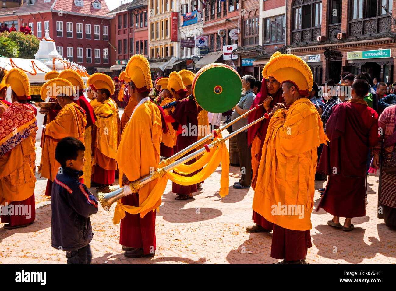 Buddhistische Musikern bei der Wiedereröffnung des Stupa von Boudhanath, Kathmandu, Nepal Stockfoto