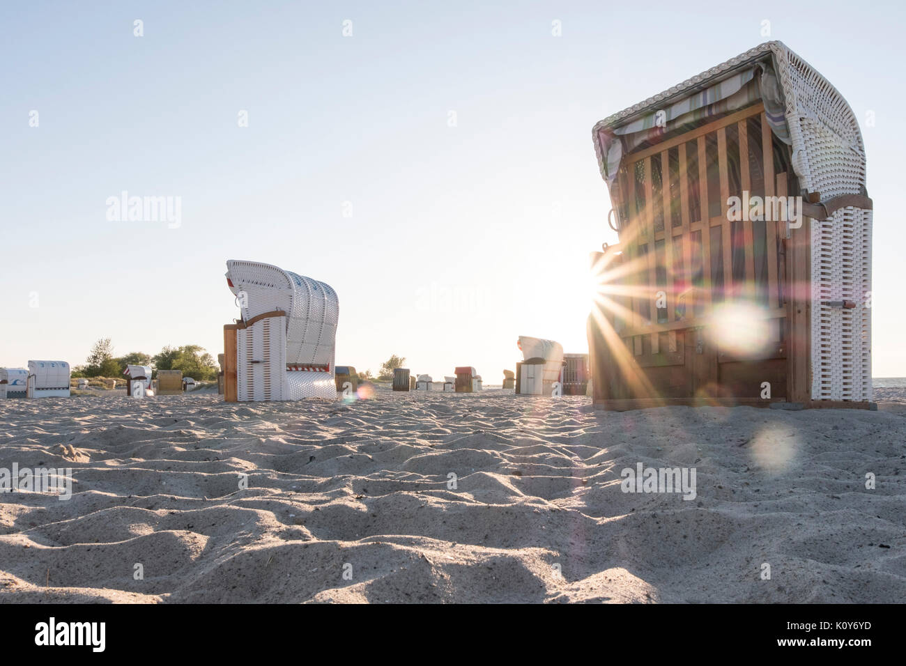 Strandkorb gegen das Licht, Heiligenhafen, Ostsee, Schleswig-Holstein, Deutschland Stockfoto