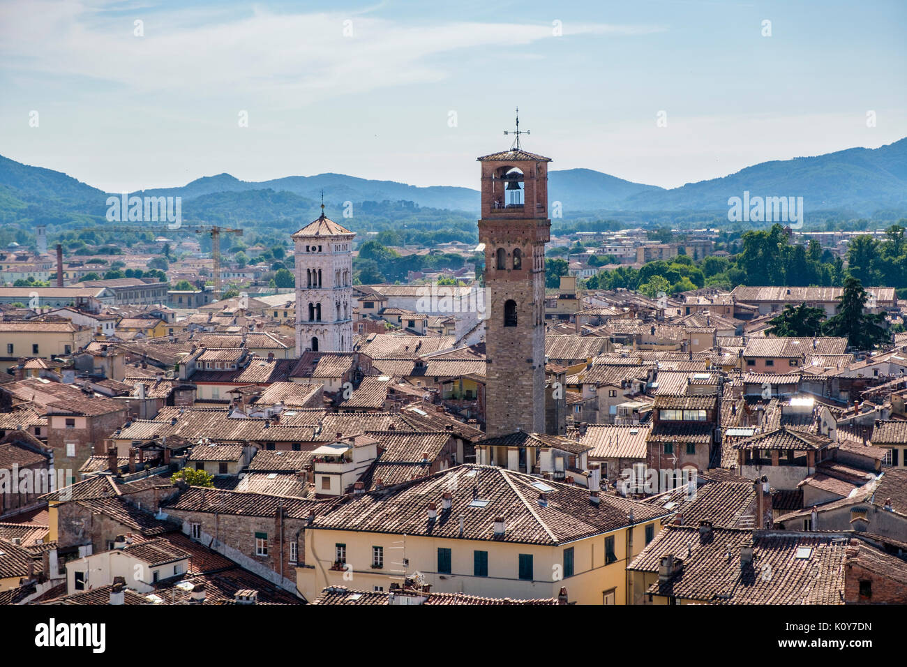 Blick auf den Uhrturm Torre delle Ore und die Kirche San Michele in Foro, Lucca, Toskana, Italien Stockfoto