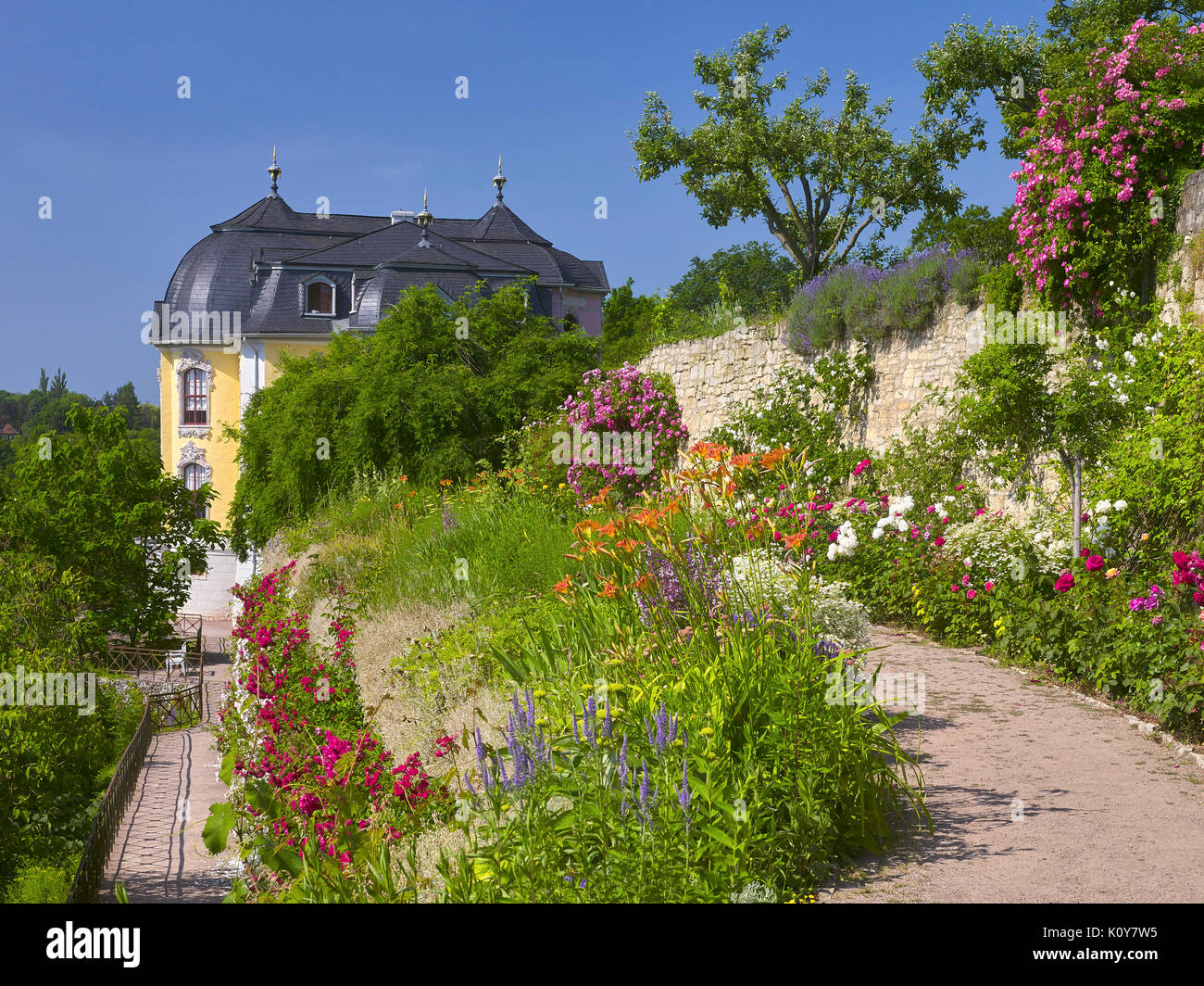 Terrasse mit Rokoko Schornsteine der Dornburger Schlösser, Dornburg, Saale-Holzland-Kreis, Thüringen, Deutschland Stockfoto