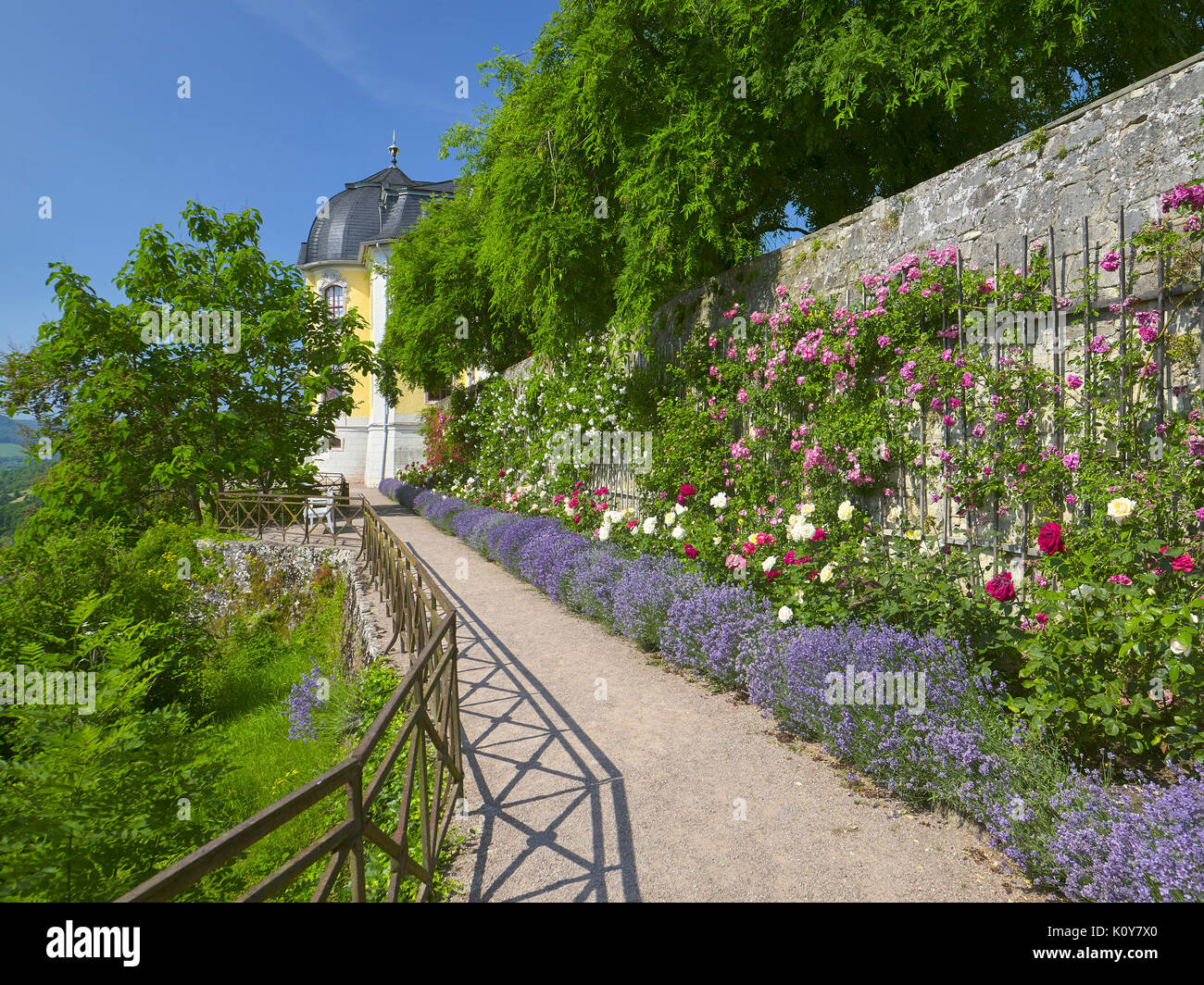 Terrasse mit Rokoko Schornsteine der Dornburger Schlösser, Dornburg, Saale-Holzland-Kreis, Thüringen, Deutschland Stockfoto