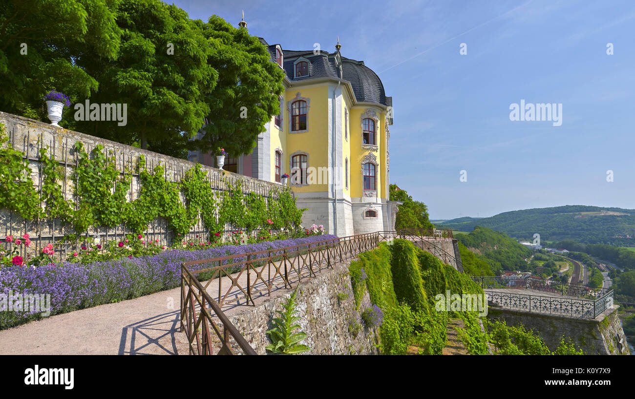 Terrasse mit Rokoko Schornsteine der Dornburger Schlösser, Dornburg, Saale-Holzland-Kreis, Thüringen, Deutschland Stockfoto