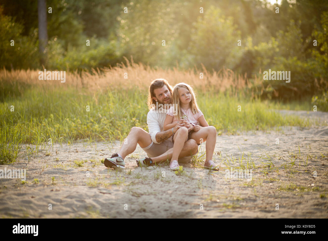 Vater und Tochter zusammen im Wald Stockfoto