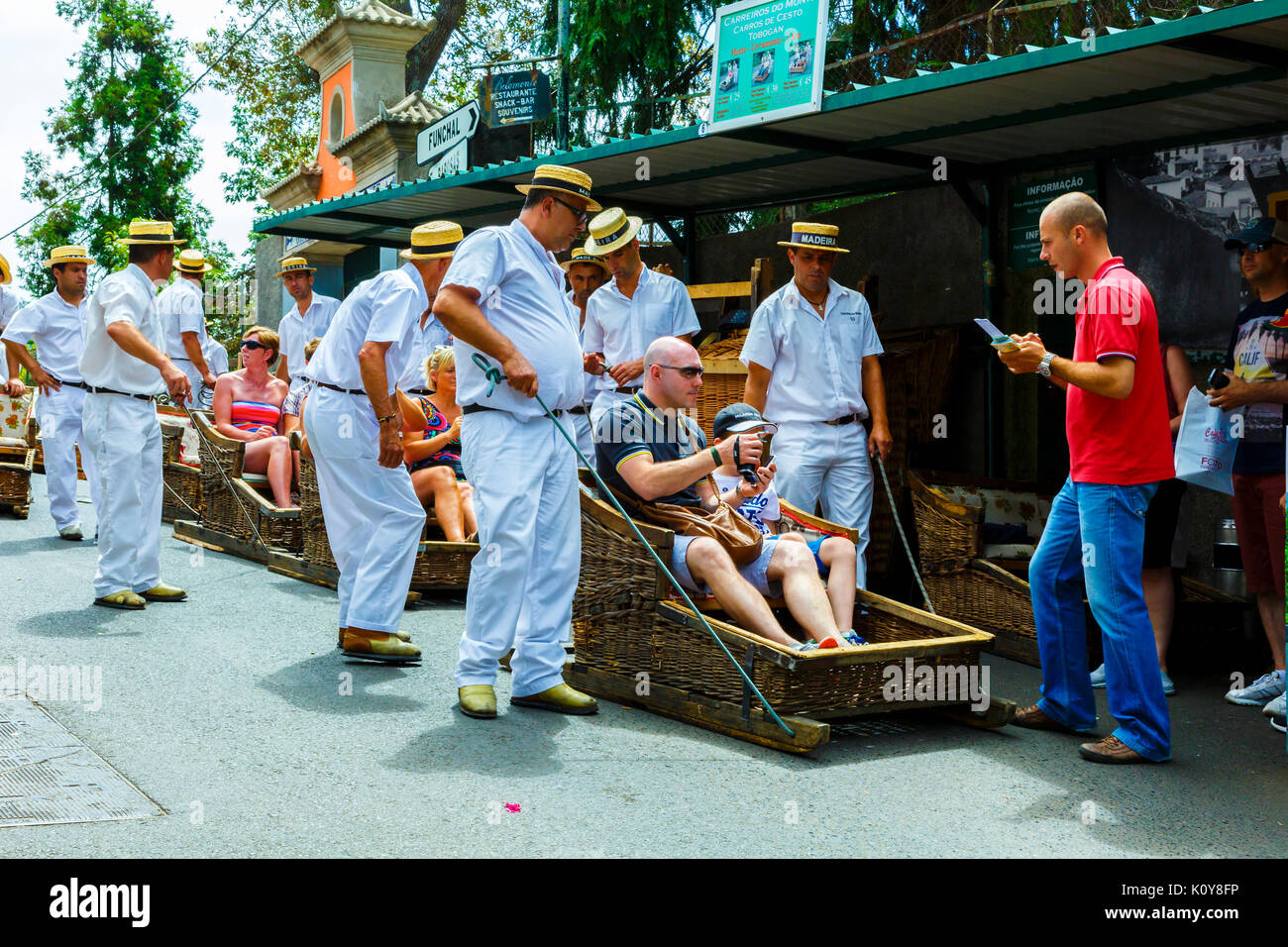 Rodelpartie hinunter in Monte. Stockfoto