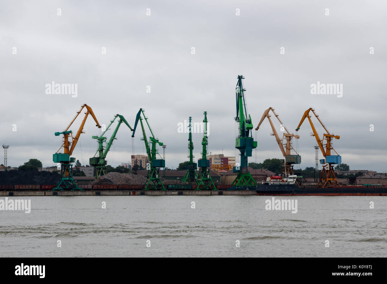 Blick auf die industrielle mit Kränen. Stockfoto