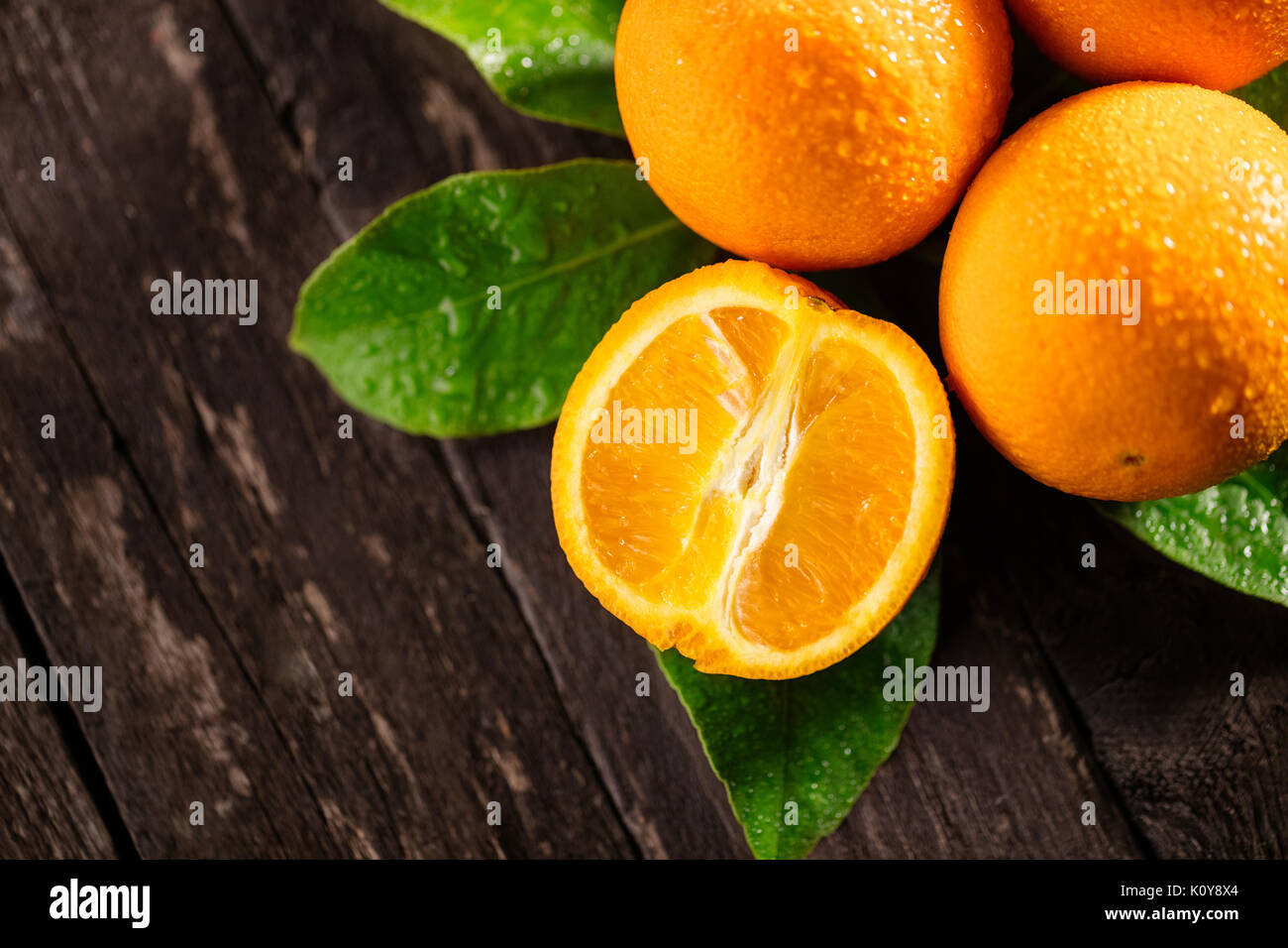 Nährwert von Orange. Orange oder Zitrone auf hölzernen Hintergrund Stockfoto