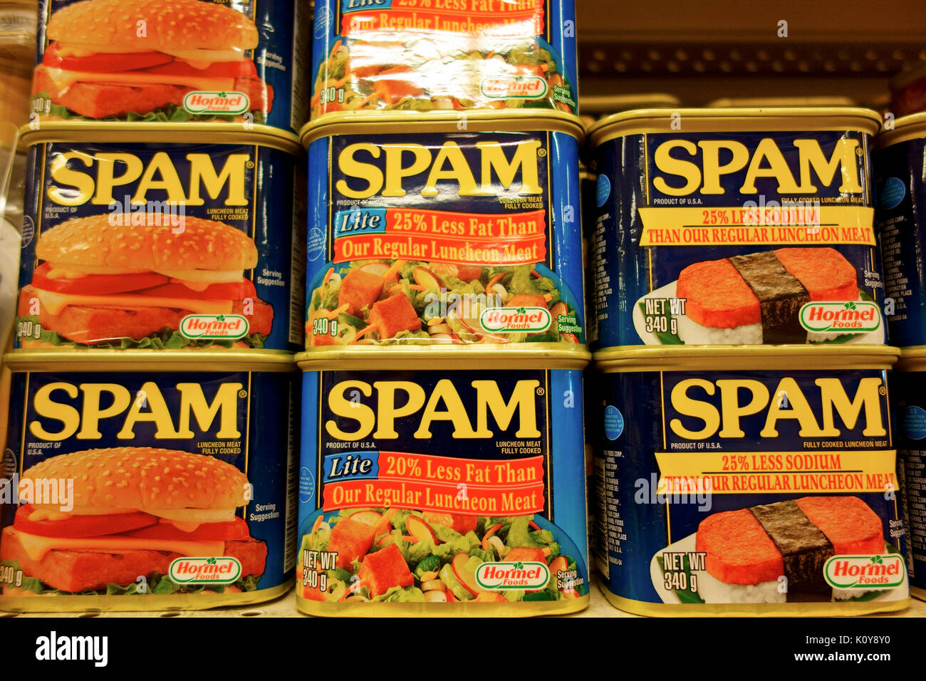 Dosen von Spam Spam auf ein Lebensmittelgeschäft Regal Stockfoto