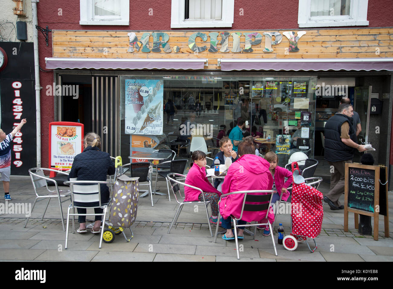 West Wales. haverford West. Herr chippy. Menschen außerhalb Essen Stockfoto