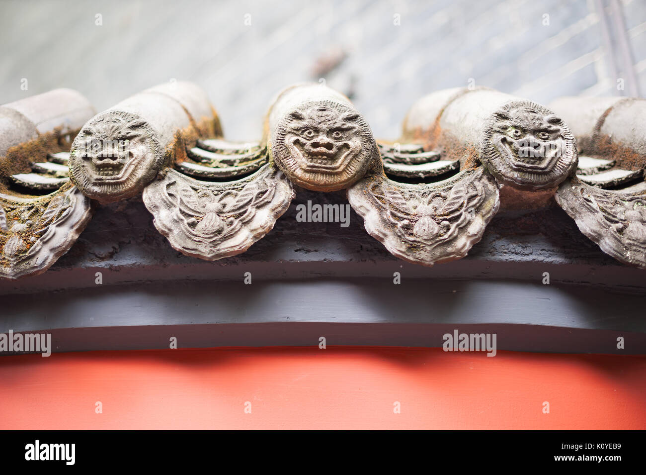 Detail eines chinesischen traditionellen Dekoration auf einem Dach Stockfoto