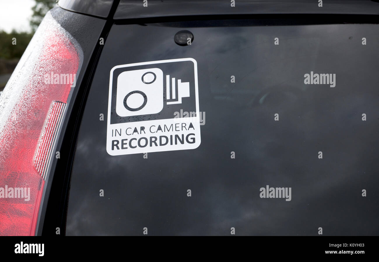 Ein Aufkleber auf der Heckscheibe eines Autos zeigt an, dass es eine Kamera  im Auto Aufnahme Stockfotografie - Alamy