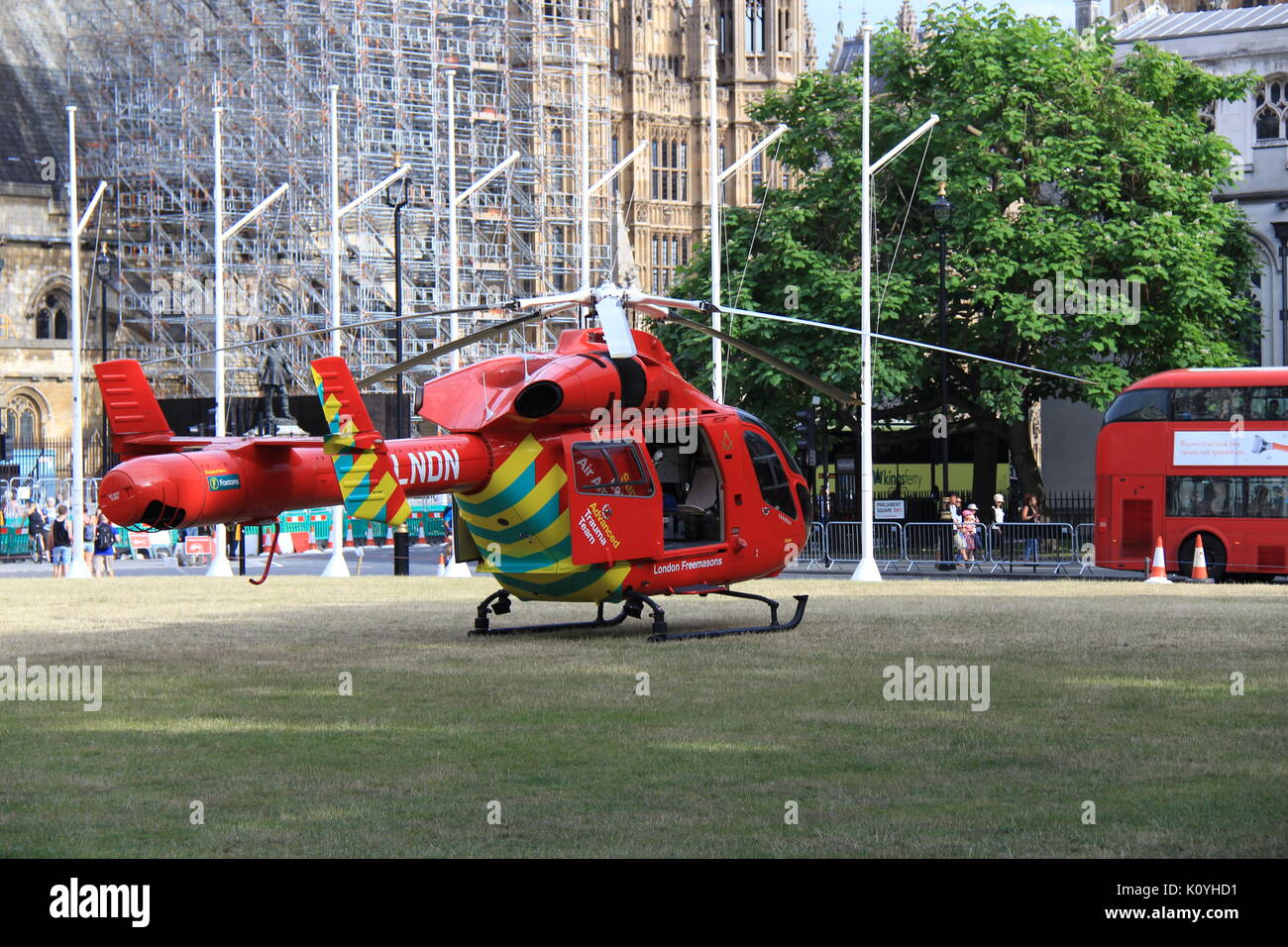 London Air Ambulance (HEMS) MD-902 Explorer am Parliament Square an einem medizinischen Notfall Stockfoto