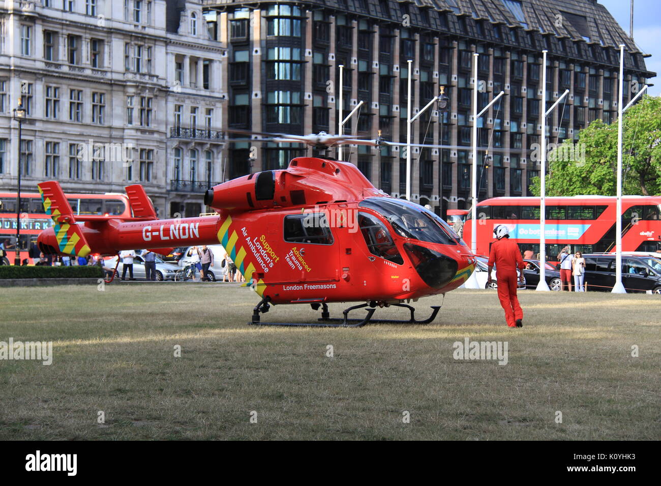 London Air Ambulance (HEMS) MD-902 Explorer am Parliament Square an einem medizinischen Notfall Stockfoto