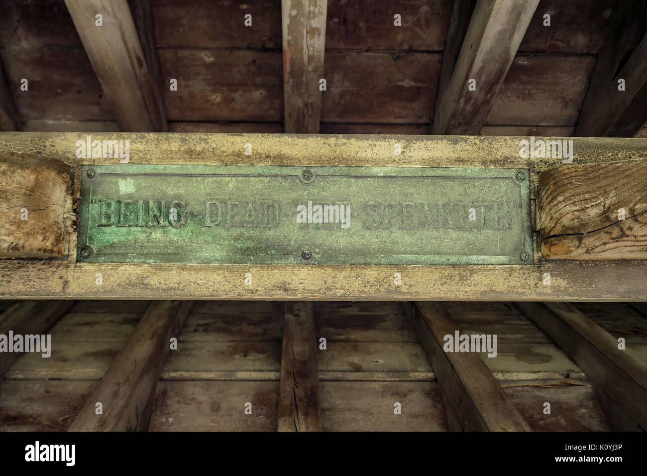 Alten Testament zitieren im Dach des lychgate am St. Mary's Church, Edgeworth, Gloucestershire, England Stockfoto