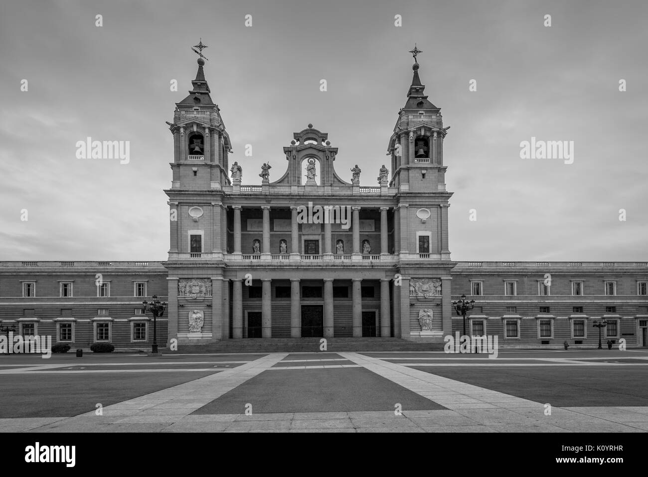 Madrid, Spanien - 22. Mai 2014: Weitwinkelobjektiv mit Blick auf die Kathedrale der Heiligen Maria der Königlichen von La Almudena in trüben Wetter können. Madrid ist eine beliebte touristische d Stockfoto