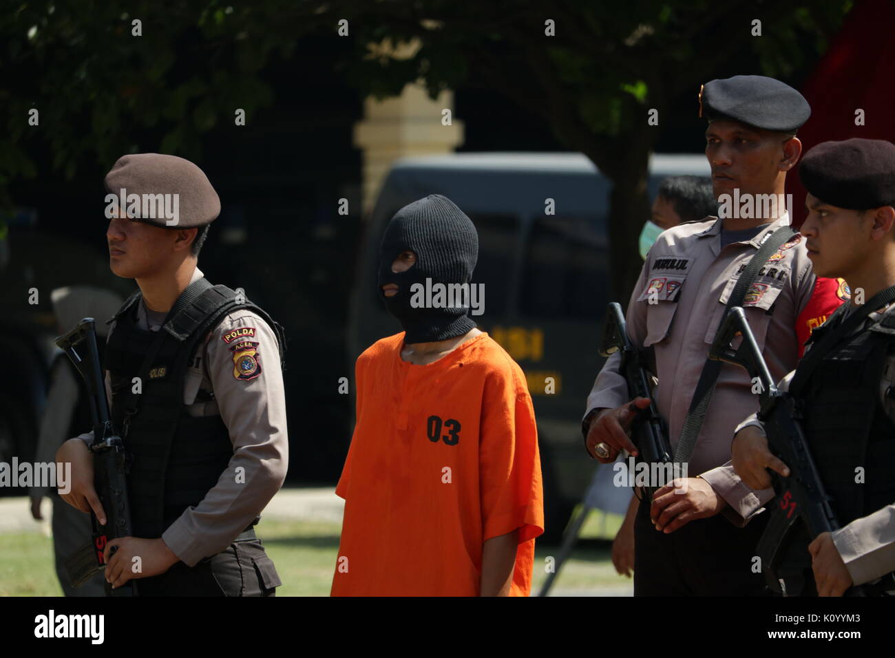 Banda Aceh, Indonesien. 24 Aug, 2017. Polizei guard Einer der mutmasslichen Drogenhändler bei 1,8 Tonnen Marihuana und 10 Kilogramm methamphetamine wurden im Polizeipräsidium, Aceh Banda Aceh Stadt, Provinz Aceh, Indonesien zerstört. Die Drogen wurden von der Polizei in Aceh während 2017 beschlagnahmt. Credit: PACIFIC PRESS/Alamy Live News Credit: Abdul Hadi Firsawan/Pacific Press/Alamy leben Nachrichten Stockfoto