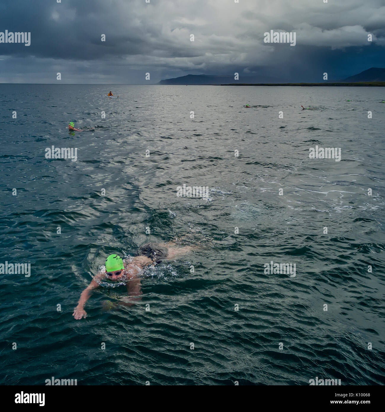 Schwimmen im Meer, Reykjavik, Island. Dieses Bild ist mit einer Drohne erschossen. Stockfoto