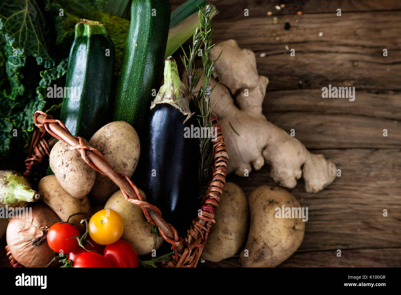 Gemüse auf Holz. Gesunde Bio-Ernährung, Kräuter und Gewürze. Bio-Gemüse auf Holz Stockfoto
