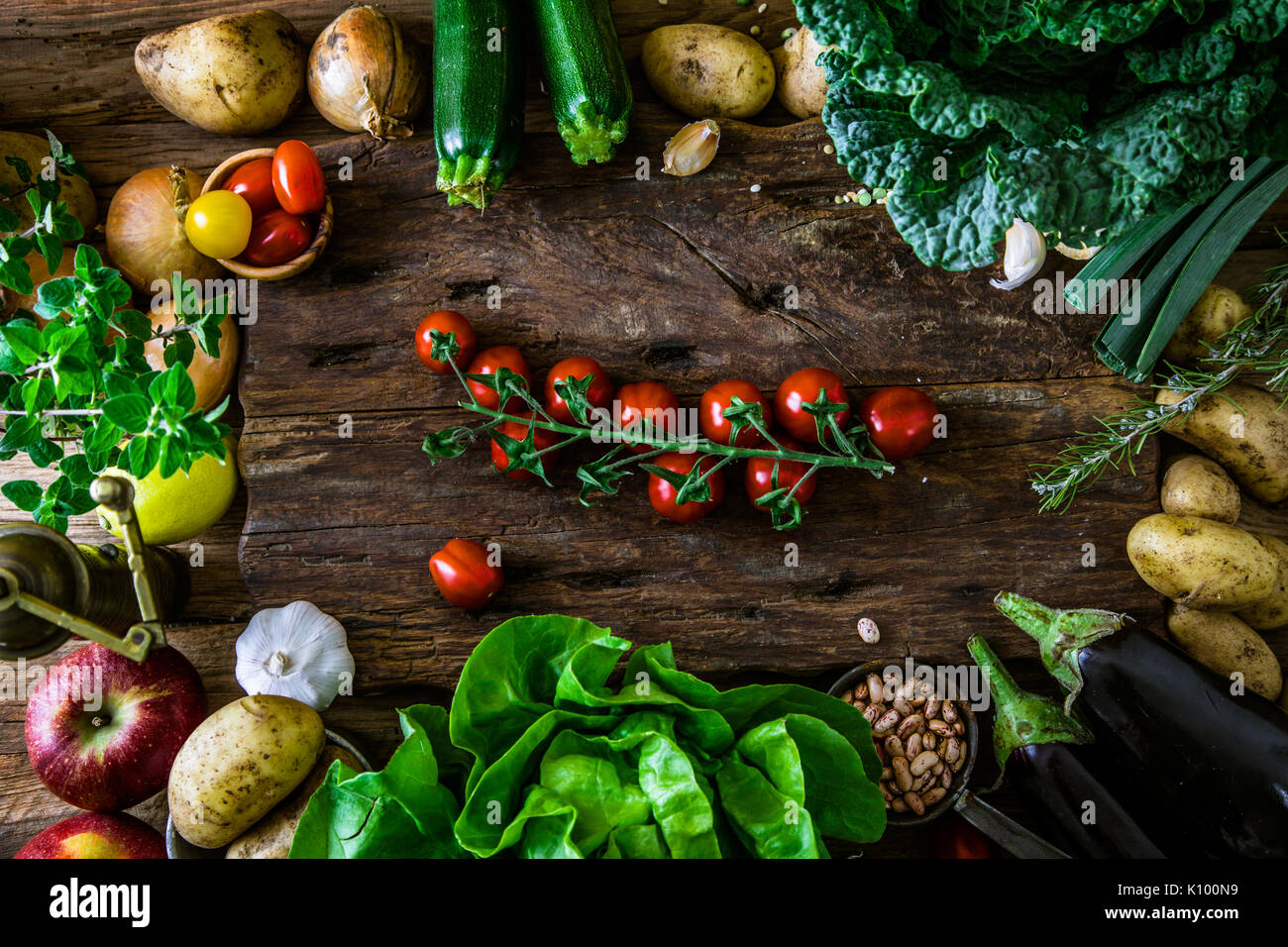 Gemüse auf Holz. Gesunde Bio-Ernährung, Kräuter und Gewürze. Bio-Gemüse auf Holz Stockfoto