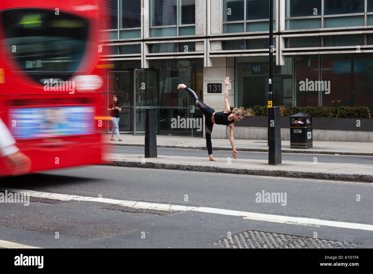Yoga in der Londoner City - finden innere Ruhe inmitten der Geschäftigkeit der Stadt Stockfoto