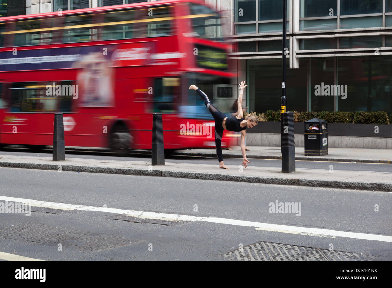 Yoga in der Londoner City - finden innere Ruhe inmitten der Geschäftigkeit der Stadt Stockfoto