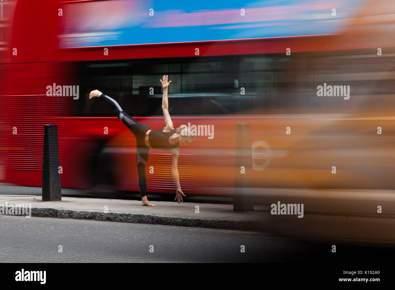 Yoga in der Londoner City - finden innere Ruhe inmitten der Geschäftigkeit der Stadt Stockfoto
