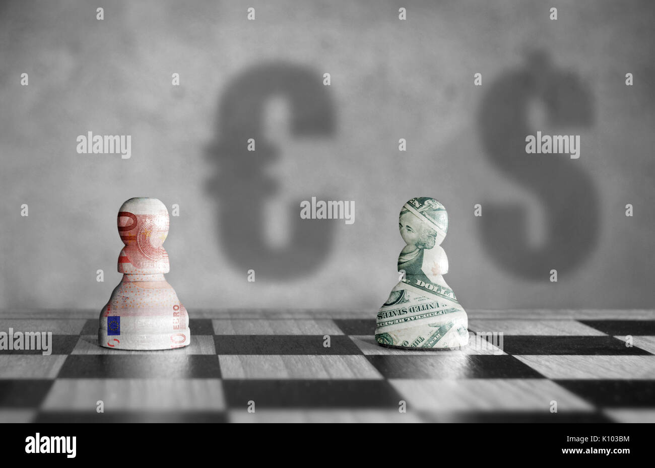 Schachfiguren mit Euro verus Dollar Währungssymbol Schatten im Hintergrund Stockfoto