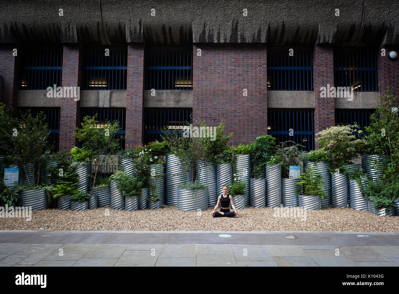 Yoga in der Londoner City - finden innere Ruhe inmitten der Geschäftigkeit der Stadt Stockfoto