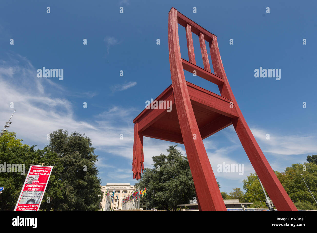 Genf, Schweiz Das Hotel des Nations Wasserstrahlen Feder aus dem Boden. Das Quadrat ist die Heimat der "Broken Chair" ein Symbol der Antipersonenminen Stockfoto