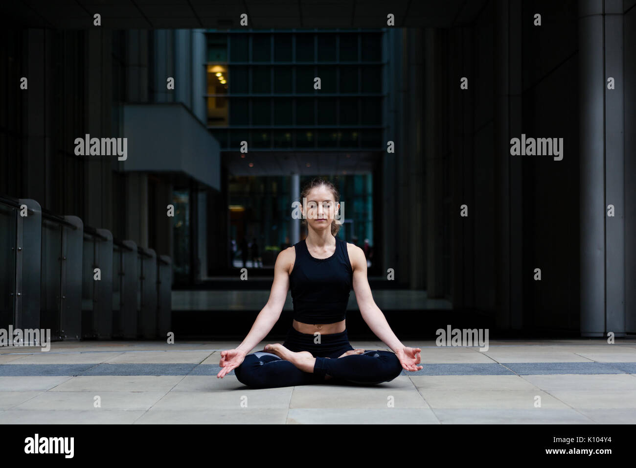 Yoga in der Londoner City - finden innere Ruhe inmitten der Geschäftigkeit der Stadt Stockfoto